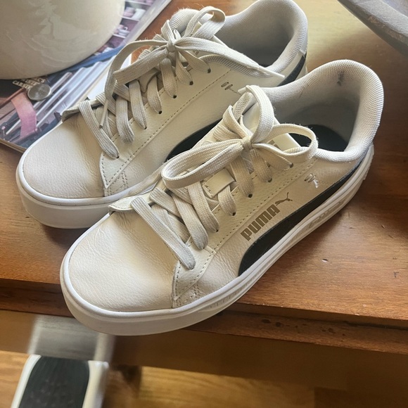 Puma Cream and Black Sneakers - Picture 2 of 2